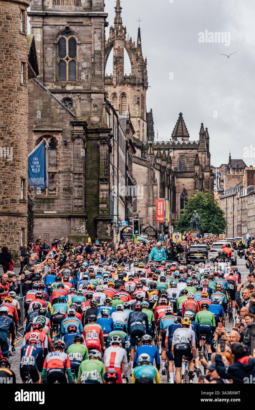 Glasgow, Regno Unito. 6 agosto 2023. Foto di Zac Williams/SWpix.com- 06/08/2023 - 2023 UCI Cycling World Championships, Men's Elite Road Race, Glasgow, Lanarkshire, Scozia - i riders cavalcano il Royal Mile di Edimburgo - Race Director Mick Bennett - FILE PICTURE re issued 15/03/2025 - The Grand Depart of the 2027 Tour de France - The Grand Descent of the 2027 Tour de France si svolgerà nel Regno Unito nel 2027 credito: SWpix/Alamy Live News Foto Stock