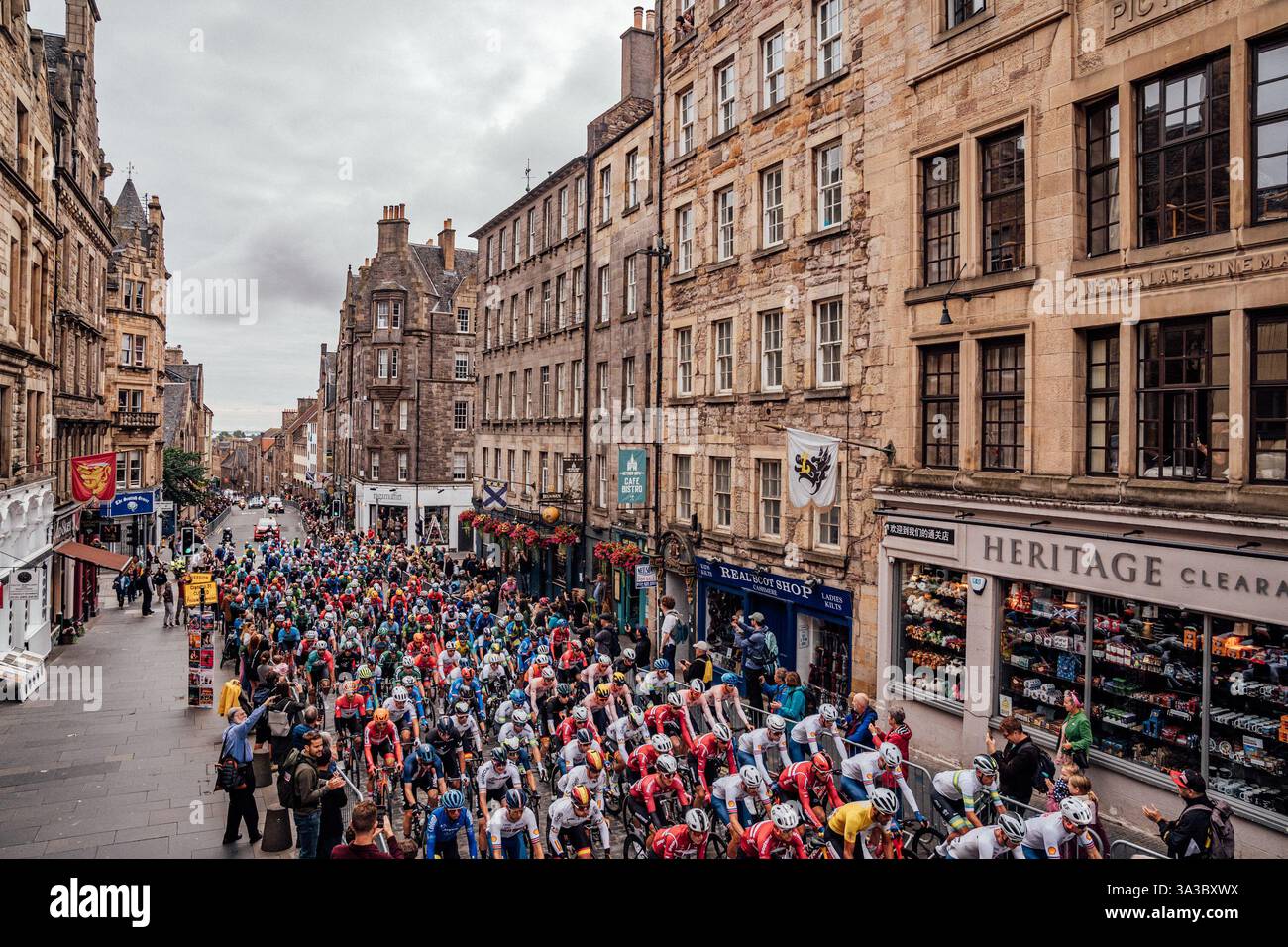 Glasgow, Regno Unito. 6 agosto 2023. Foto di Zac Williams/SWpix.com- 06/08/2023 - 2023 UCI Cycling World Championships, Men's Elite Road Race, Glasgow, Lanarkshire, Scozia - i piloti percorrono il Royal Mile di Edimburgo. - FILE PICTURE re emesso il 15/03/2025 - la grande partenza del Tour de France 2027 - la grande partenza del Tour de France 2027 si svolgerà nel Regno Unito nel 2027 credito: SWpix/Alamy Live News Foto Stock