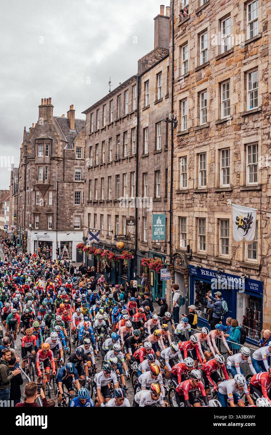 Glasgow, Regno Unito. 6 agosto 2023. Foto di Zac Williams/SWpix.com- 06/08/2023 - 2023 UCI Cycling World Championships, Men's Elite Road Race, Glasgow, Lanarkshire, Scozia - i piloti percorrono il Royal Mile di Edimburgo. - FILE PICTURE re emesso il 15/03/2025 - la grande partenza del Tour de France 2027 - la grande partenza del Tour de France 2027 si svolgerà nel Regno Unito nel 2027 credito: SWpix/Alamy Live News Foto Stock