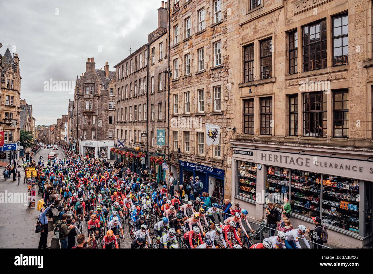 Glasgow, Regno Unito. 6 agosto 2023. Foto di Zac Williams/SWpix.com- 06/08/2023 - 2023 UCI Cycling World Championships, Men's Elite Road Race, Glasgow, Lanarkshire, Scozia - i piloti percorrono il Royal Mile di Edimburgo. - FILE PICTURE re emesso il 15/03/2025 - la grande partenza del Tour de France 2027 - la grande partenza del Tour de France 2027 si svolgerà nel Regno Unito nel 2027 credito: SWpix/Alamy Live News Foto Stock