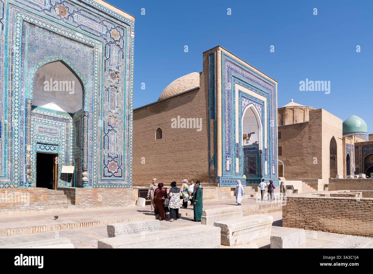 Samarcanda, Uzbekistan-13 agosto 2023: Le persone visitano la necropoli di Shakhi Zinda, un famoso complesso di mausolei a Samarcanda durante una giornata di sole Foto Stock
