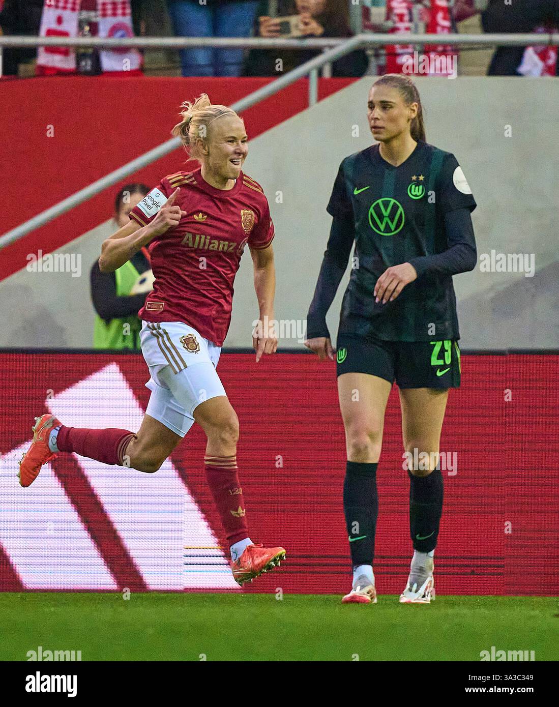 Monaco, Germania. 14 marzo 2025. Pernille Harder, FCB Women Nr. 21 celebra il suo obiettivo, felice, ridere, festeggiare, punteggi, tiri goal, Tor, Treffer, Torschuss, 2-0, Jule Brand, WOB Frauen 29 Sad nella partita di calcio femminile FC BAYERN Muenchen - VFL WOLFSBURG il 14 marzo 2025 a Monaco, Germania. Stagione 2024/2025, 1.Bundesliga, FCB, Monaco, Google Pixel, Frauen Bundesliga 17, 17.Spieltag fotografo: ddp Images/STAR-Images credito: ddp media GmbH/Alamy Live News Foto Stock