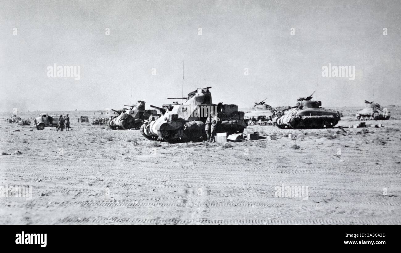 Carri armati dell'8th Armoured Brigade nel deserto durante la seconda battaglia di El Alamein, ottobre 1942. Foto Stock