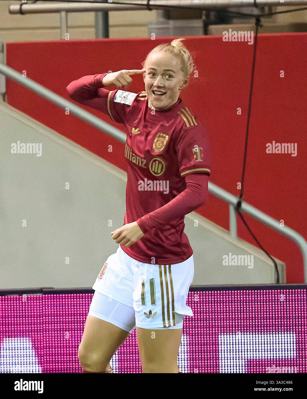 Monaco, Germania. 14 marzo 2025. Lea Schueller, SCHUELLER, FCB Damen 11 segna, tira goal, Tor, Treffer, Torschuss, 3-0, celebra il suo obiettivo, felice, ridere, festeggiare, nella partita di calcio femminile FC BAYERN Muenchen - VFL WOLFSBURG il 14 marzo 2025 a Monaco, Germania. Stagione 2024/2025, 1.Bundesliga, FCB, Monaco, Google Pixel, Frauen Bundesliga 17, 17.Spieltag fotografo: ddp Images/STAR-Images credito: ddp media GmbH/Alamy Live News Foto Stock