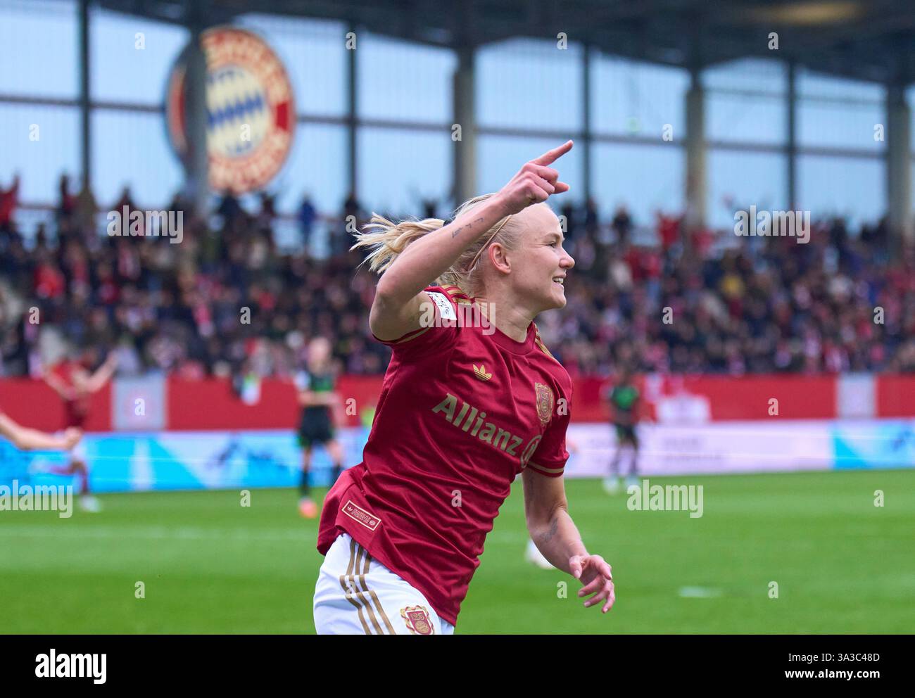 Monaco, Germania. 14 marzo 2025. Pernille Harder, FCB Women Nr. 21 segna, tira goal, Tor, Treffer, Torschuss, 1-0, celebra il suo obiettivo, felice, ridere, festeggiare, nella partita di calcio femminile FC BAYERN Muenchen - VFL WOLFSBURG 3-1 il 14 marzo 2025 a Monaco, Germania. Stagione 2024/2025, 1.Bundesliga, FCB, Monaco, Google Pixel, Frauen Bundesliga 17, 17.Spieltag fotografo: ddp Images/STAR-Images credito: ddp media GmbH/Alamy Live News Foto Stock