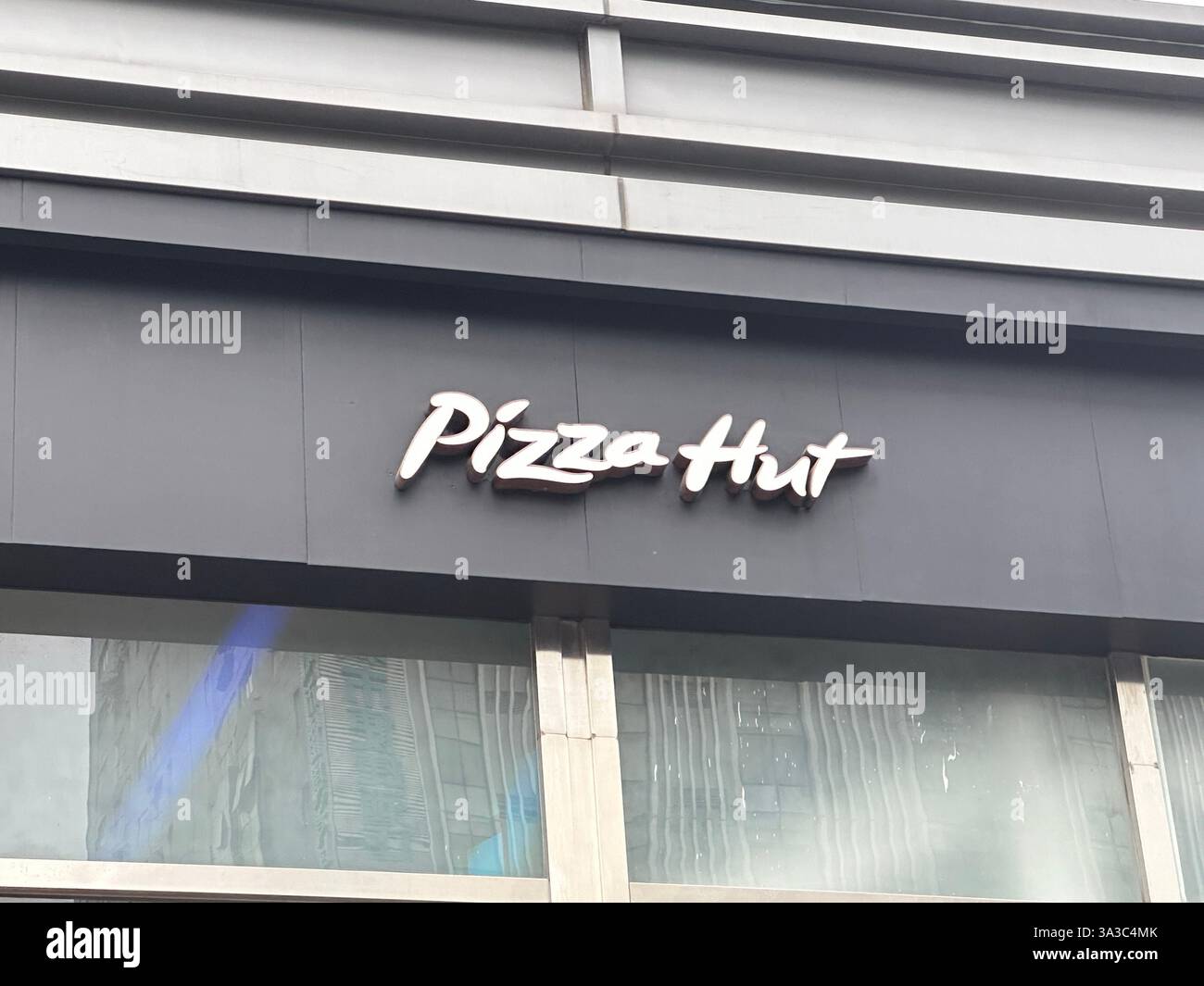 Nanning, Cina - 9 agosto 2012: Cartello del ristorante Pizza Hut sul muro. Pizza Hut è una catena di ristoranti multinazionale americana. Foto Stock