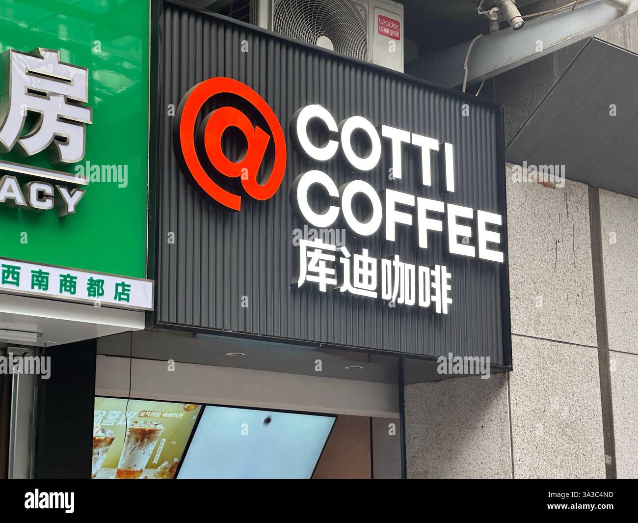 Nanning, Cina - 15 novembre 2023. Caffetteria cotti. Cotti Coffee è un marchio di caffè cinese creato dall'originale team di Luckin Coffee. Foto Stock