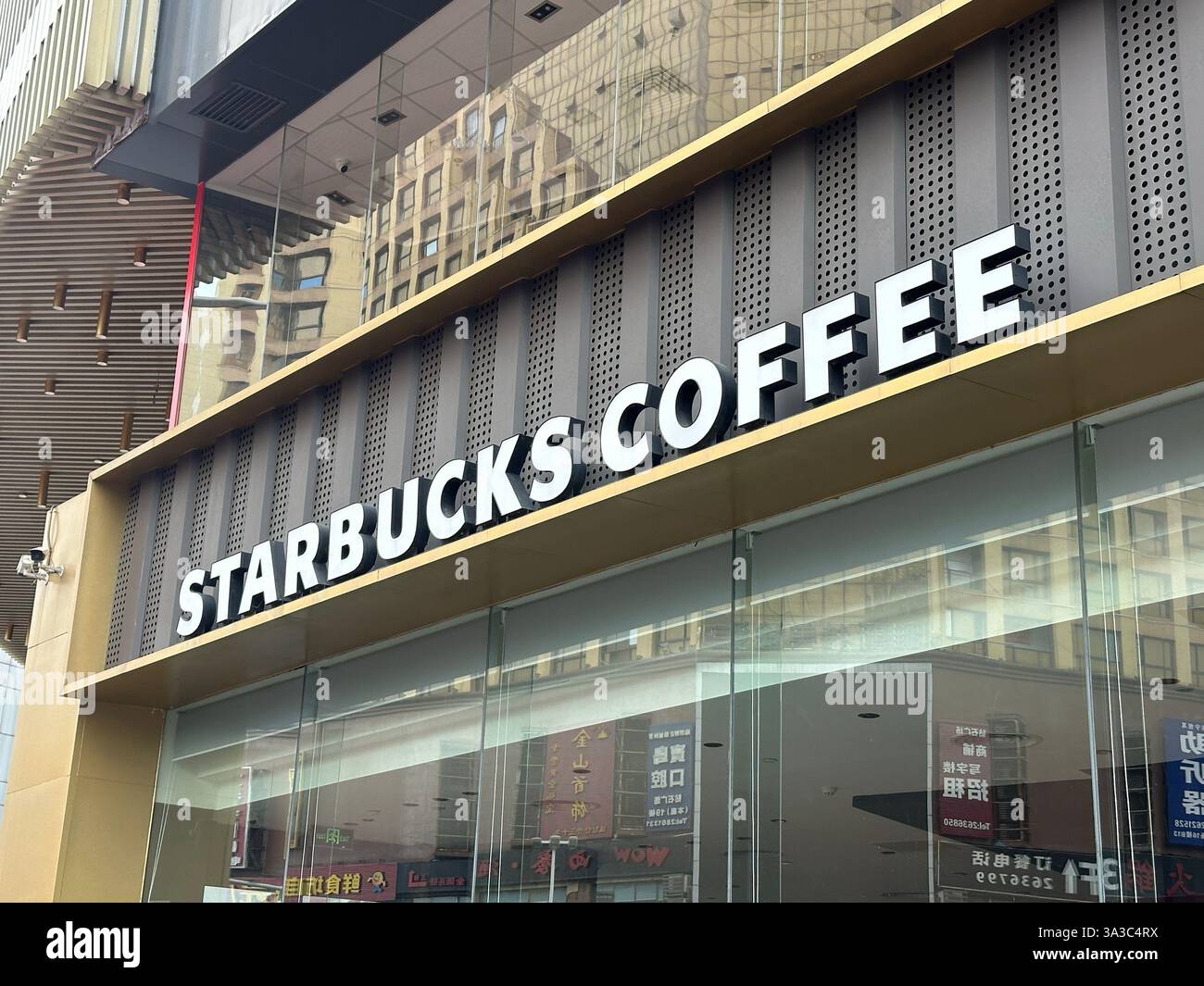 Nanning, Cina - 15 novembre 2023. Caffetteria Starbucks. Starbucks Coffee è una catena americana di caffetterie, fondata a Seattle. Foto Stock