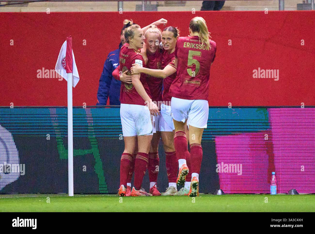 Monaco, Germania. 14 marzo 2025. Lea Schueller, SCHUELLER, FCB Damen 11 segna, tira goal, Tor, Treffer, Torschuss, 3-0 celebra il suo obiettivo, felice, ridere, festeggiare, con Carolin SIMON, FCB Women Nr. 30 Sydney LOHMANN, FCB Damen 12 Magdalena Eriksson, FCB Women Nr. 5 Klara Buehl, BUEHL, FCB Women Nr. 17 nella partita di calcio femminile FC BAYERN Muenchen - VFL WOLFSBURG 3-1 il 14 marzo 2025 a Monaco, Germania. Stagione 2024/2025, 1.Bundesliga, FCB, Monaco, Google Pixel, Frauen Bundesliga 17, 17.Spieltag fotografo: ddp Images/STAR-Images credito: ddp media GmbH/Alamy Live News Foto Stock