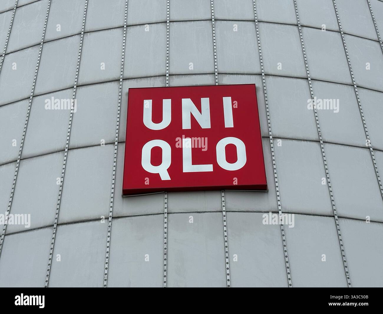 Nanning, Cina 15 novembre 2023. Negozio di abbigliamento Uniqlo. Uniclo è un designer, produttore e rivenditore di abbigliamento casual giapponese Foto Stock