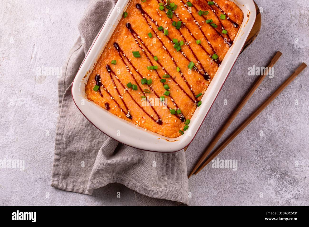 Torta di sushi al forno con bastoncini di surimi di granchio Foto Stock