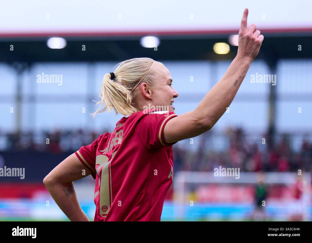 Monaco, Germania. 14 marzo 2025. Pernille Harder, FCB Women Nr. 21 segna, tira goal, Tor, Treffer, Torschuss, 1-0, celebra il suo obiettivo, felice, ridere, festeggiare, nella partita di calcio femminile FC BAYERN Muenchen - VFL WOLFSBURG 3-1 il 14 marzo 2025 a Monaco, Germania. Stagione 2024/2025, 1.Bundesliga, FCB, Monaco, Google Pixel, Frauen Bundesliga 17, 17.Spieltag fotografo: ddp Images/STAR-Images credito: ddp media GmbH/Alamy Live News Foto Stock