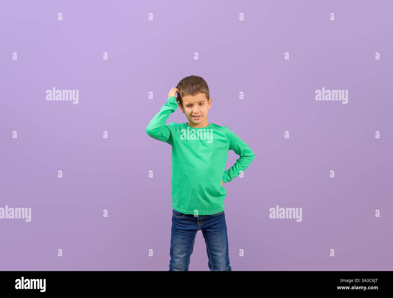 Ritratto di uno scolaro confuso che gratta la testa e guarda lontano mentre è in piedi su uno sfondo viola Foto Stock