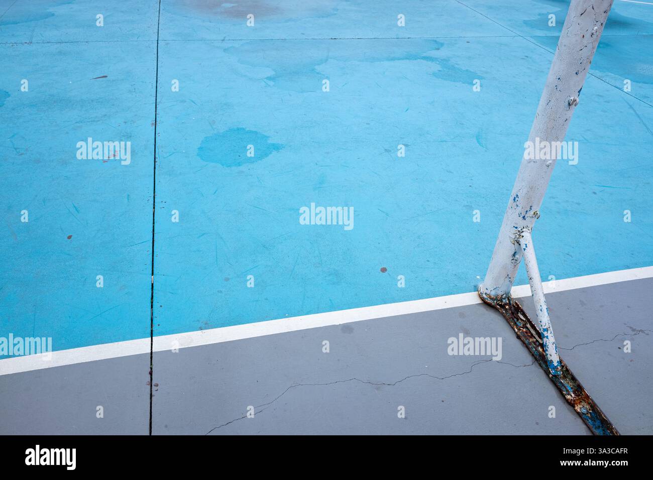 mini palo per goal da calcio in un campo pubblico blu Foto Stock