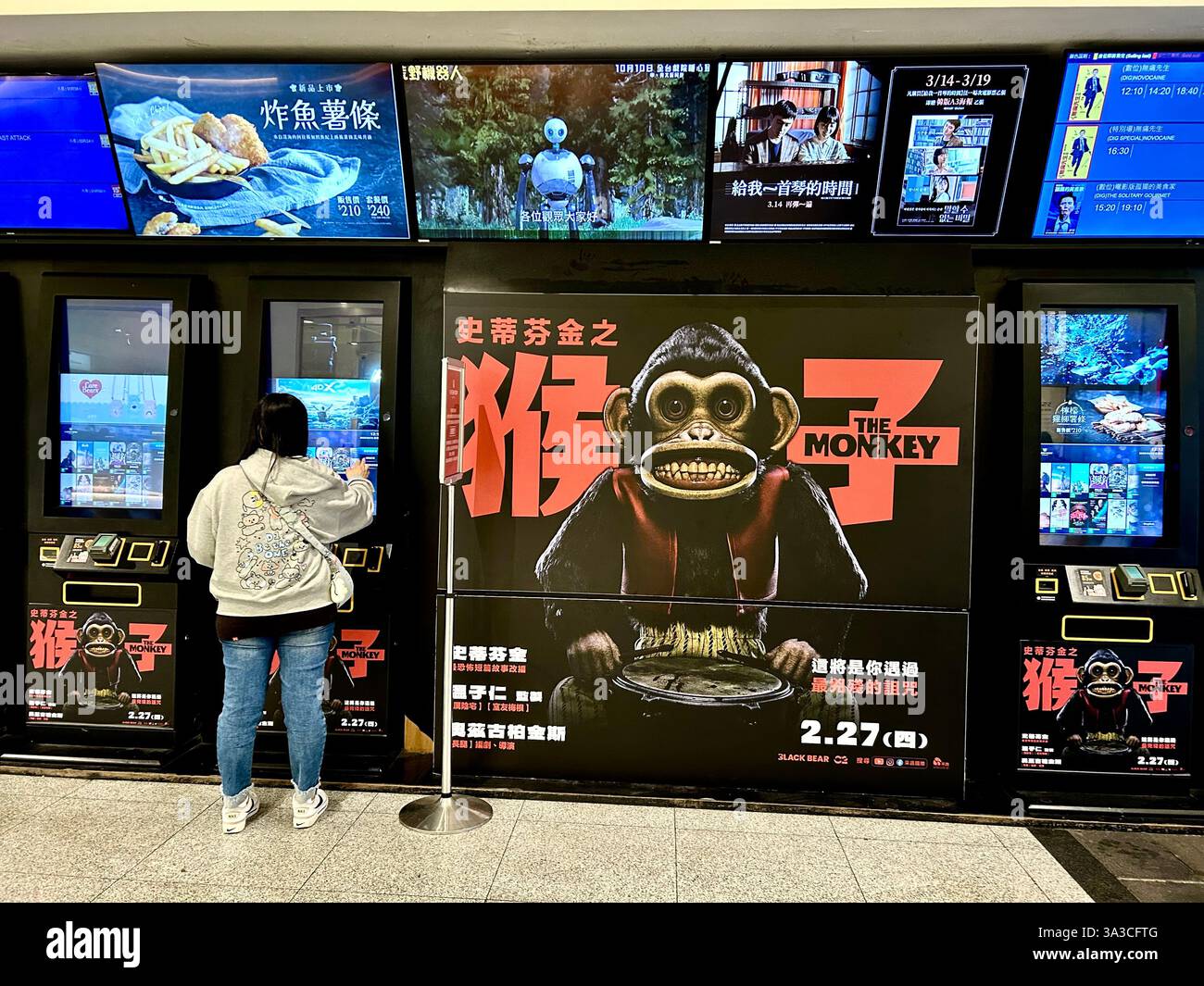 Taipei, Taiwan, adolescente taiwanese che acquista biglietti per il cinema dal venditore di biglietti al cinema locale, The Spot, (distretto di Zhongzheng), Foto Stock