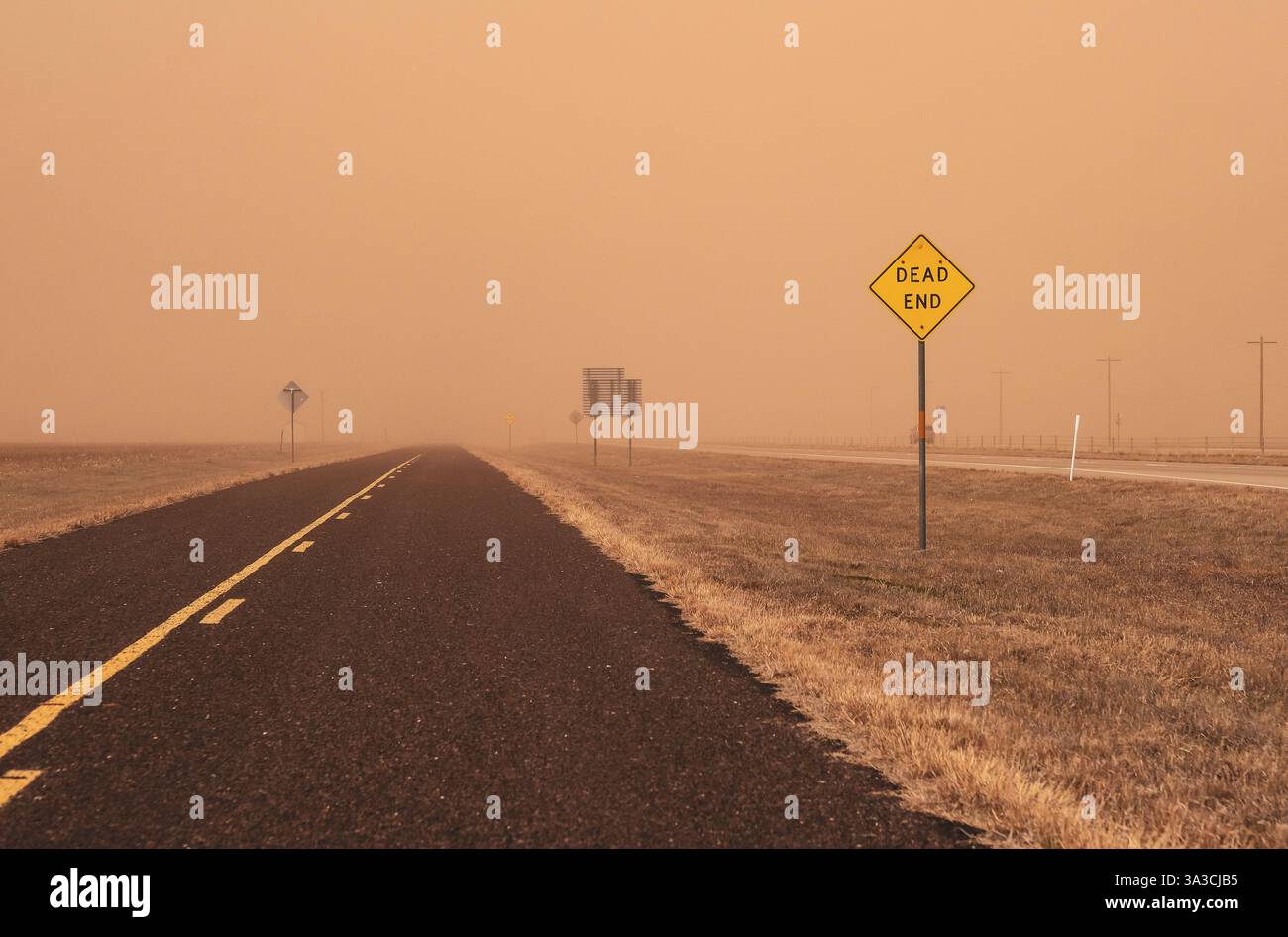 Cartello "Dead End" lungo l'autostrada durante una pericolosa tempesta di polvere primaverile nei pressi di Amarillo, Texas, Stati Uniti Foto Stock