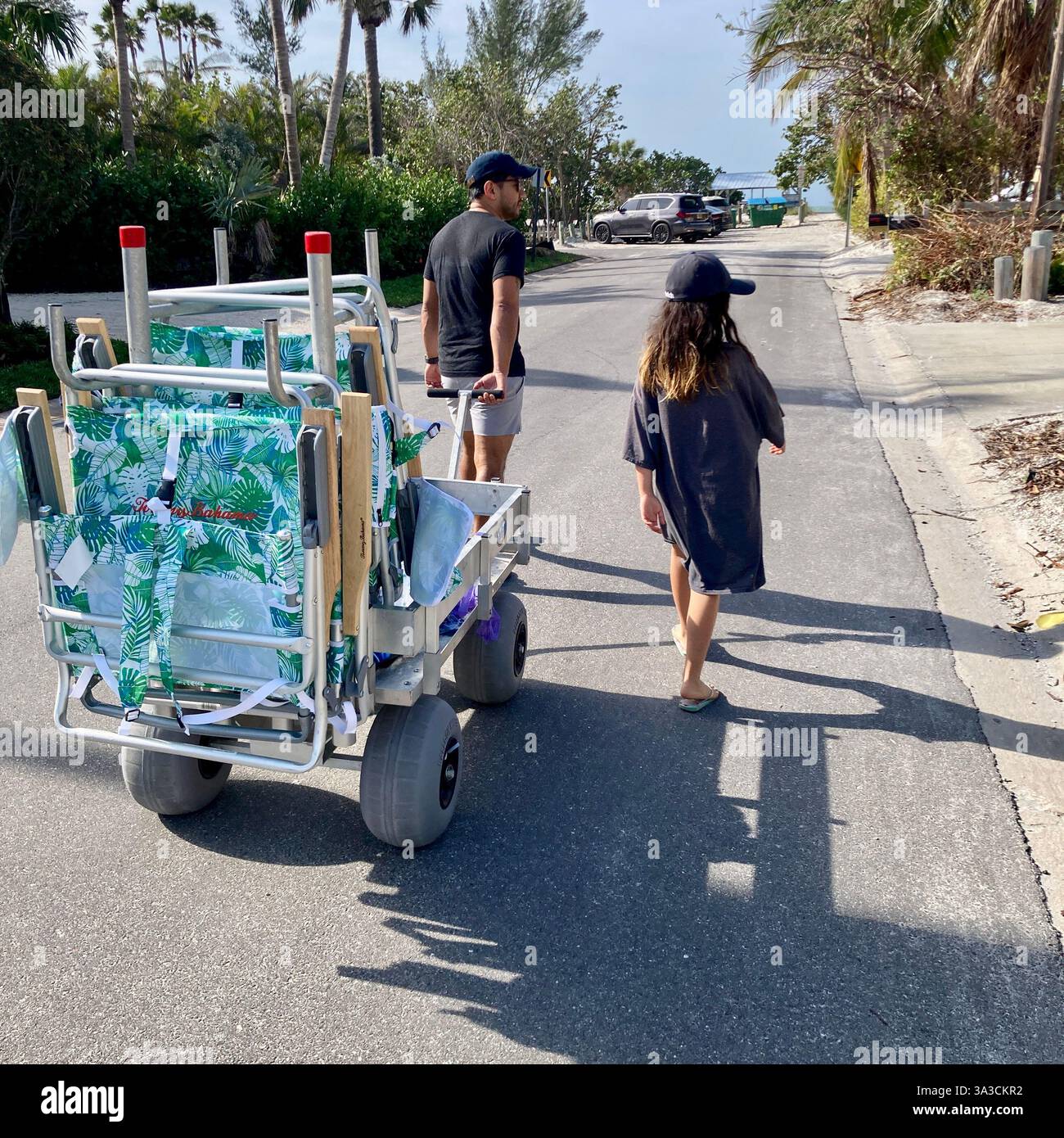 Un uomo e sua figlia si dirigono verso la spiaggia in Florida, Stati Uniti Foto Stock