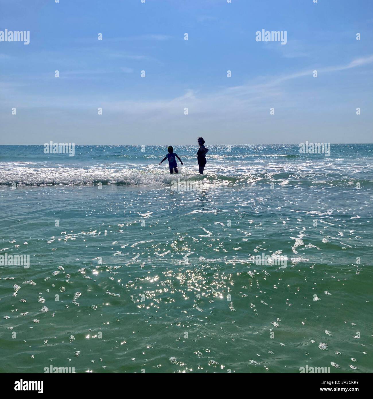 Le persone si divertono nell'oceano in Florida, Stati Uniti - Immagine stock catturata con smartphone