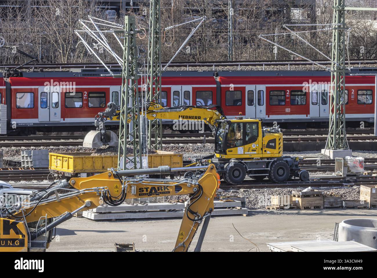 Binari ferroviari Untertuerkheim con ferrovie suburbane e macchinari per la costruzione di binari. Cantiere per un sottoprogetto di Stoccarda Foto Stock