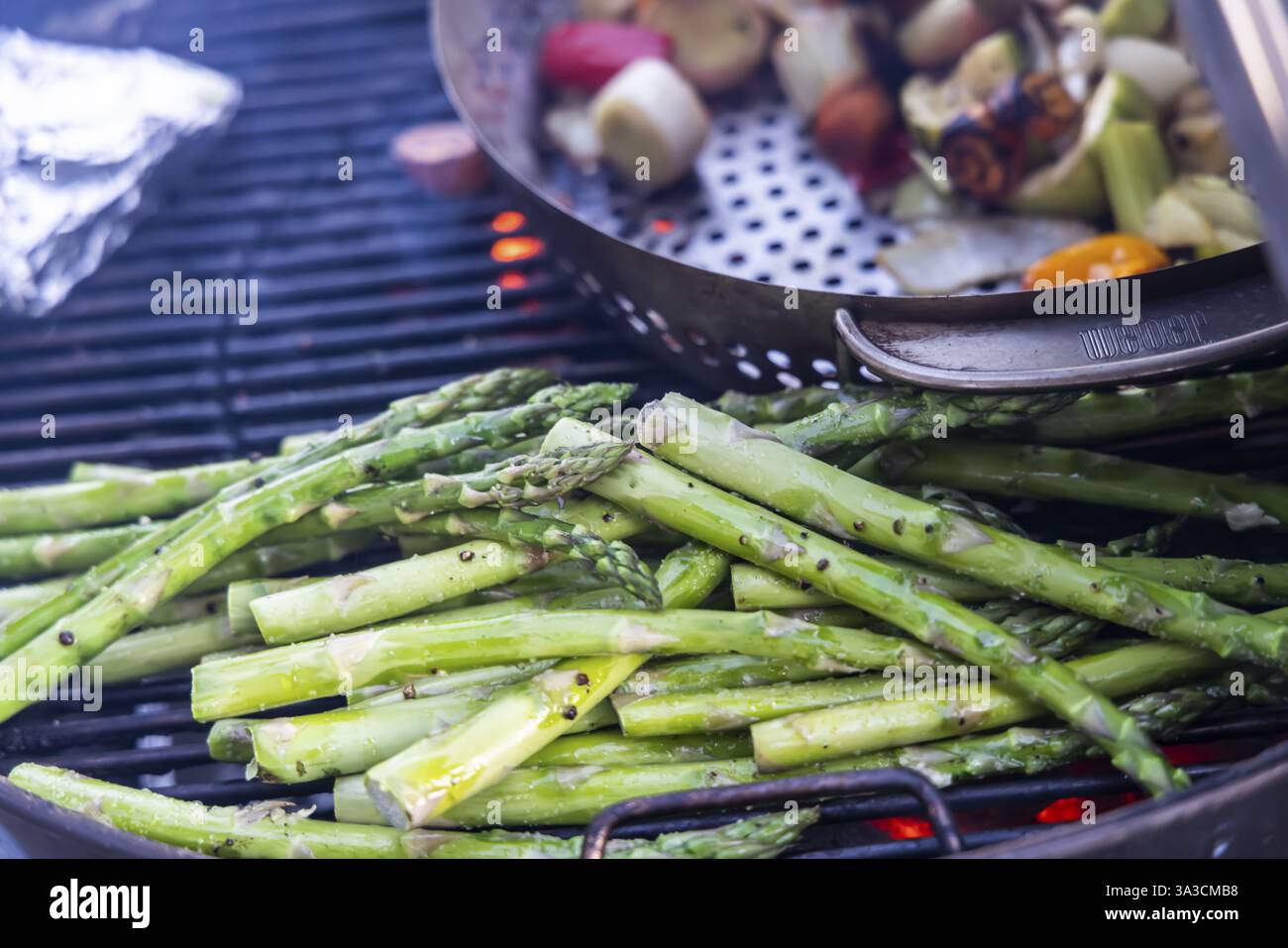 Barbecue, bollitore grill con griglie vegetariane e vegane come padella e asparagi verdi. Baden-Wuerttemberg, Germania, Europa Foto Stock