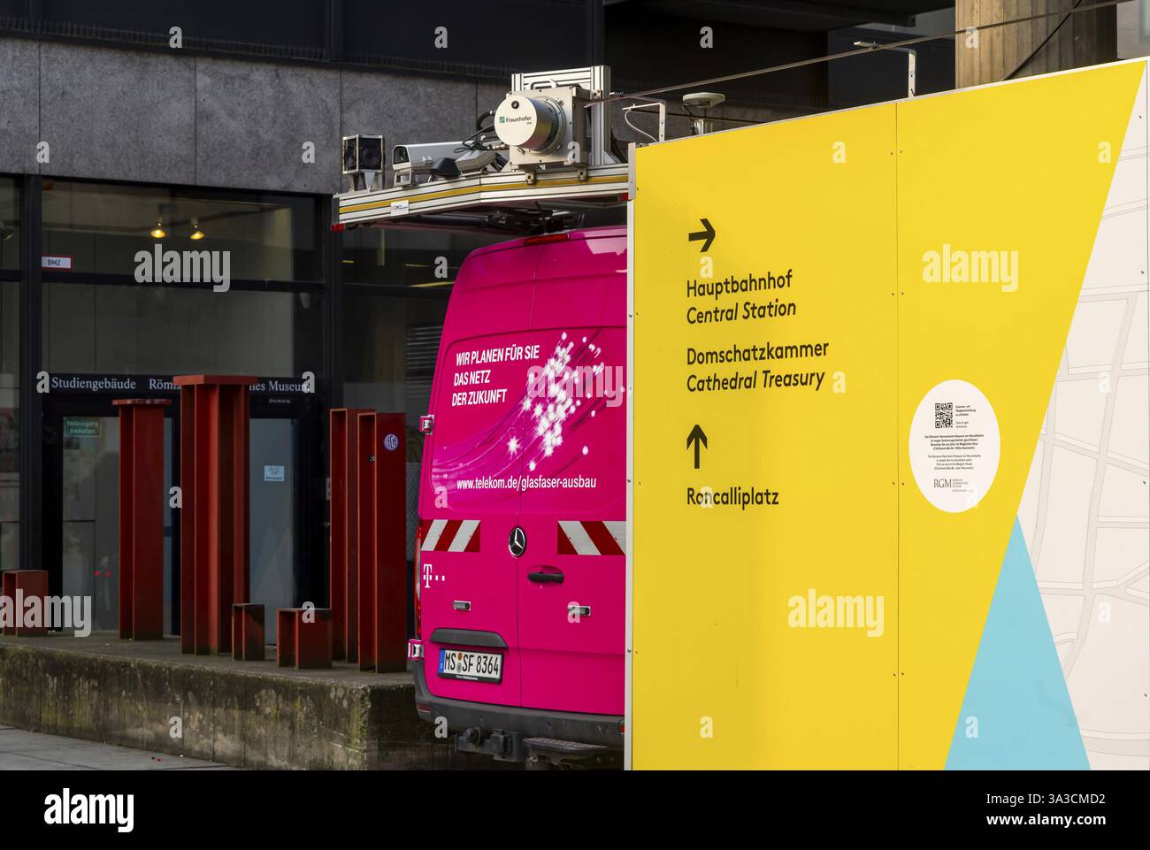 Deutsche Telekom AG T-Car con varie telecamere e apparecchiature di misurazione. Veicolo video con telecamere, sensori per documentazione, misurazione e analisi Foto Stock