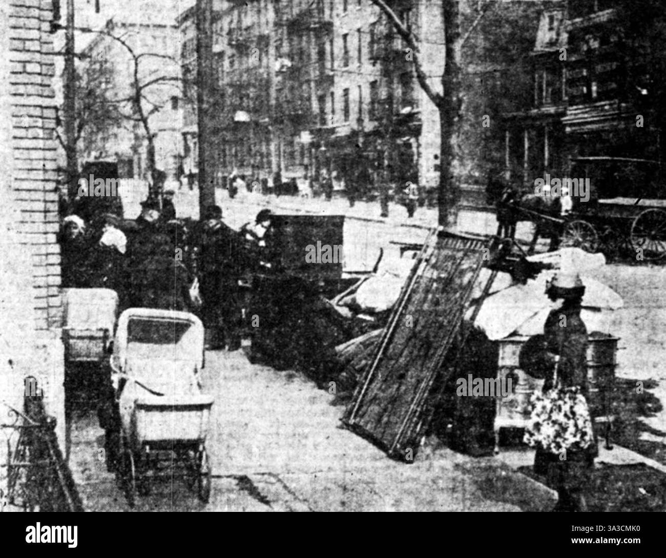 Affitti a New York City - 1904 107 guidati da donne immigrate ebree e italiane nel Lower East Side. - An East Side Eviction” New era Illustrated Magazine. Maggio 1904 protestò contro i proprietari terrieri che aumentavano gli affitti nonostante le cattive condizioni abitative. Foto Stock