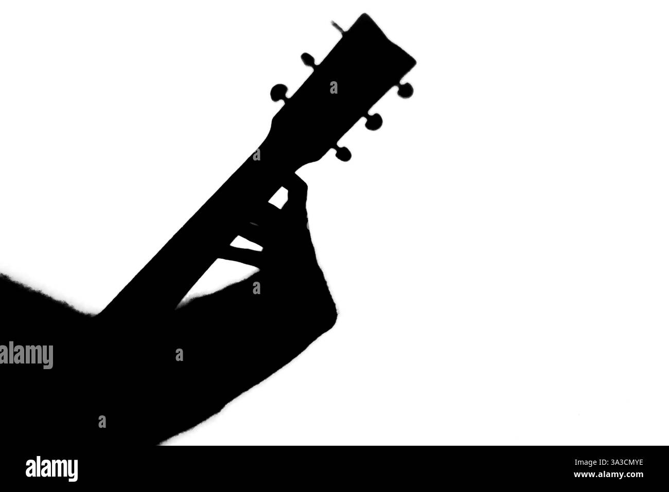 Immagine d'ombra, sagoma in bianco e nero di una mano che suona una chitarra Foto Stock