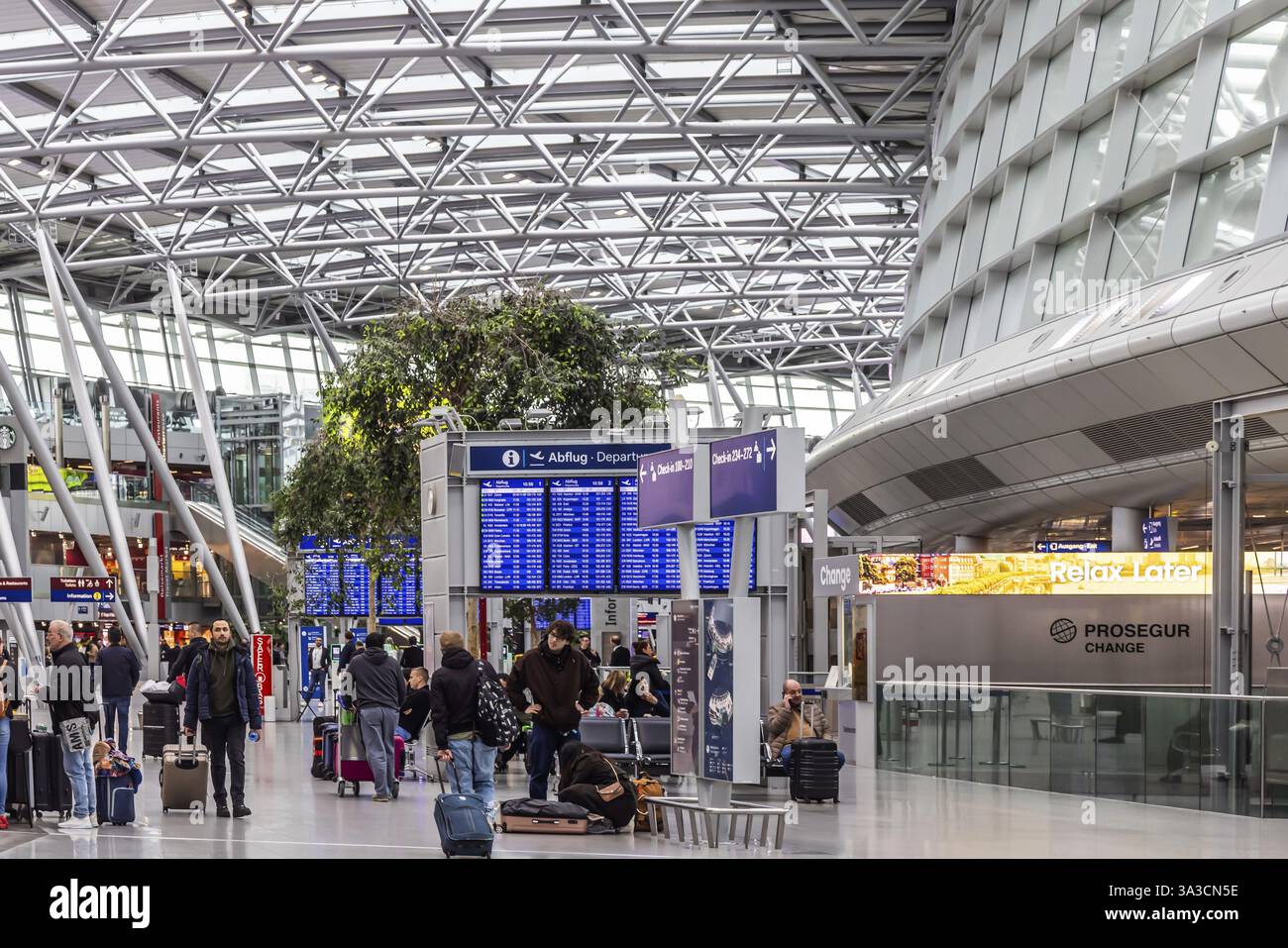 Aeroporto di Duesseldorf, terminal. Vista interna con i viaggiatori. Duesseldorf, Renania settentrionale-Vestfalia, Germania, Europa Foto Stock