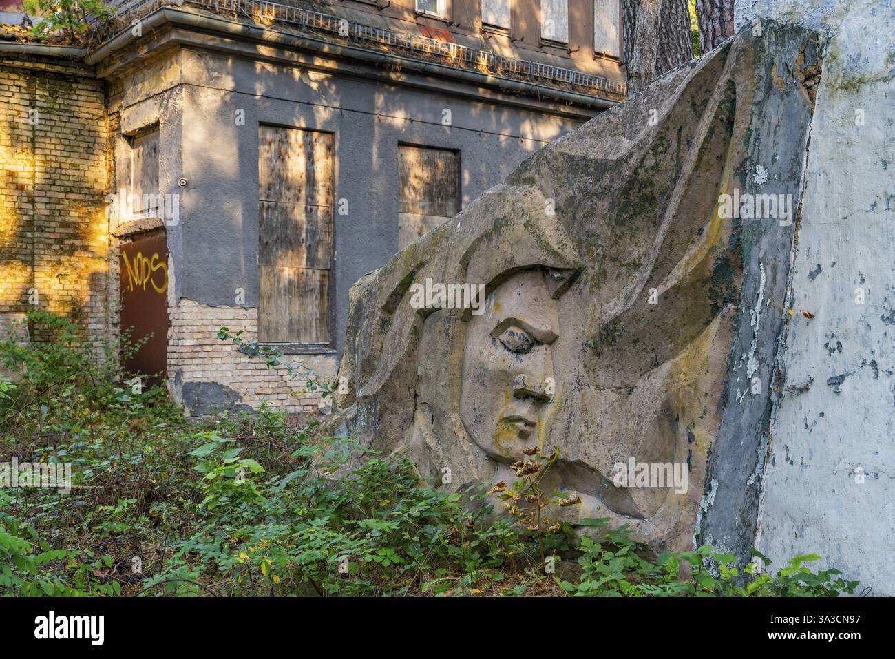 Sollievo di un soldato di fronte alle rovine della casa degli ufficiali, perso il posto del caos degli ufficiali nella base militare di Wuensdorf, ex quartier generale Foto Stock