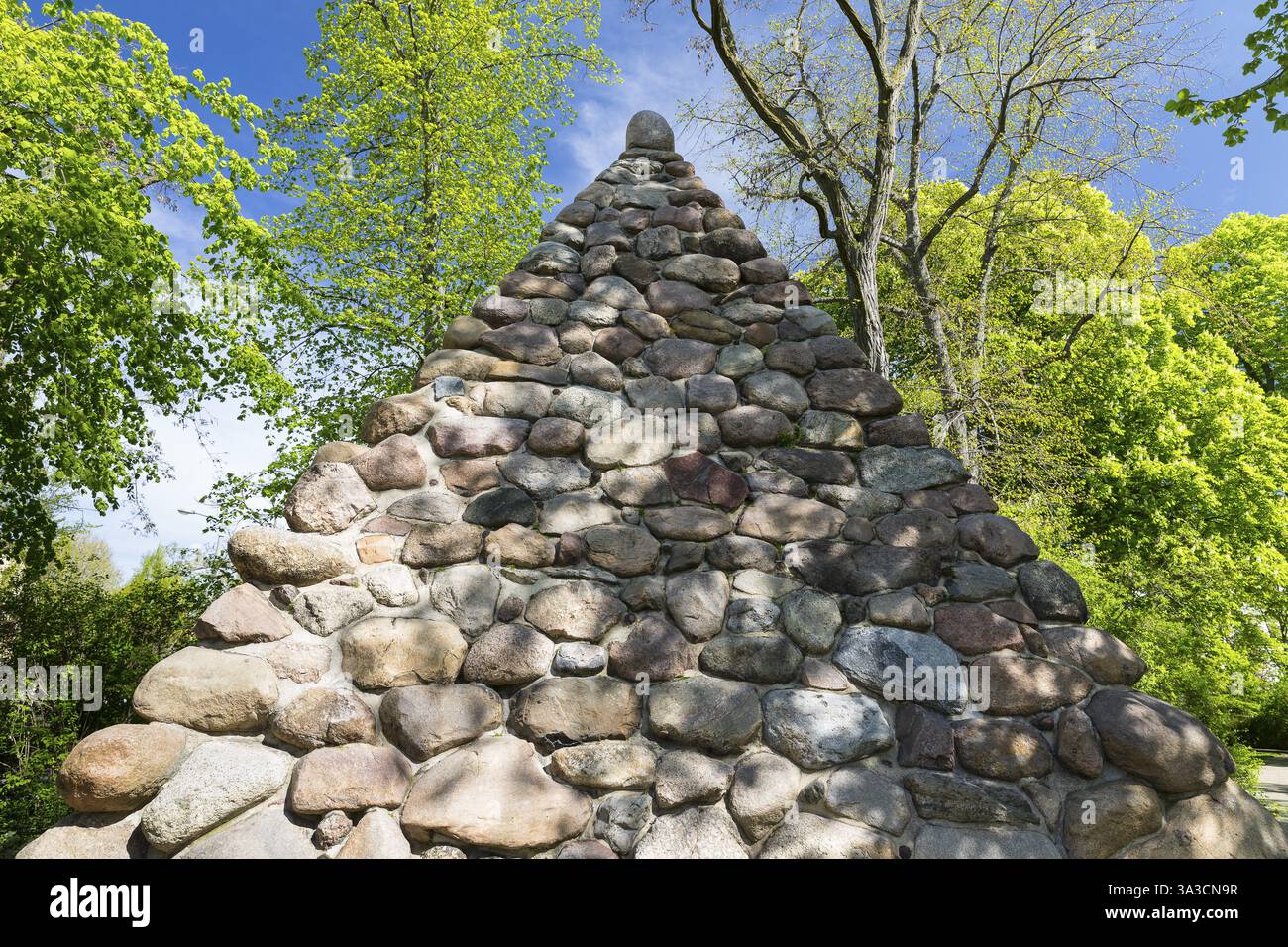 Piramide in pietra di ghiacciaio su Gustav-Schwabe-Platz a Stoetteritz, Lipsia, Sassonia, Germania, Europa Foto Stock