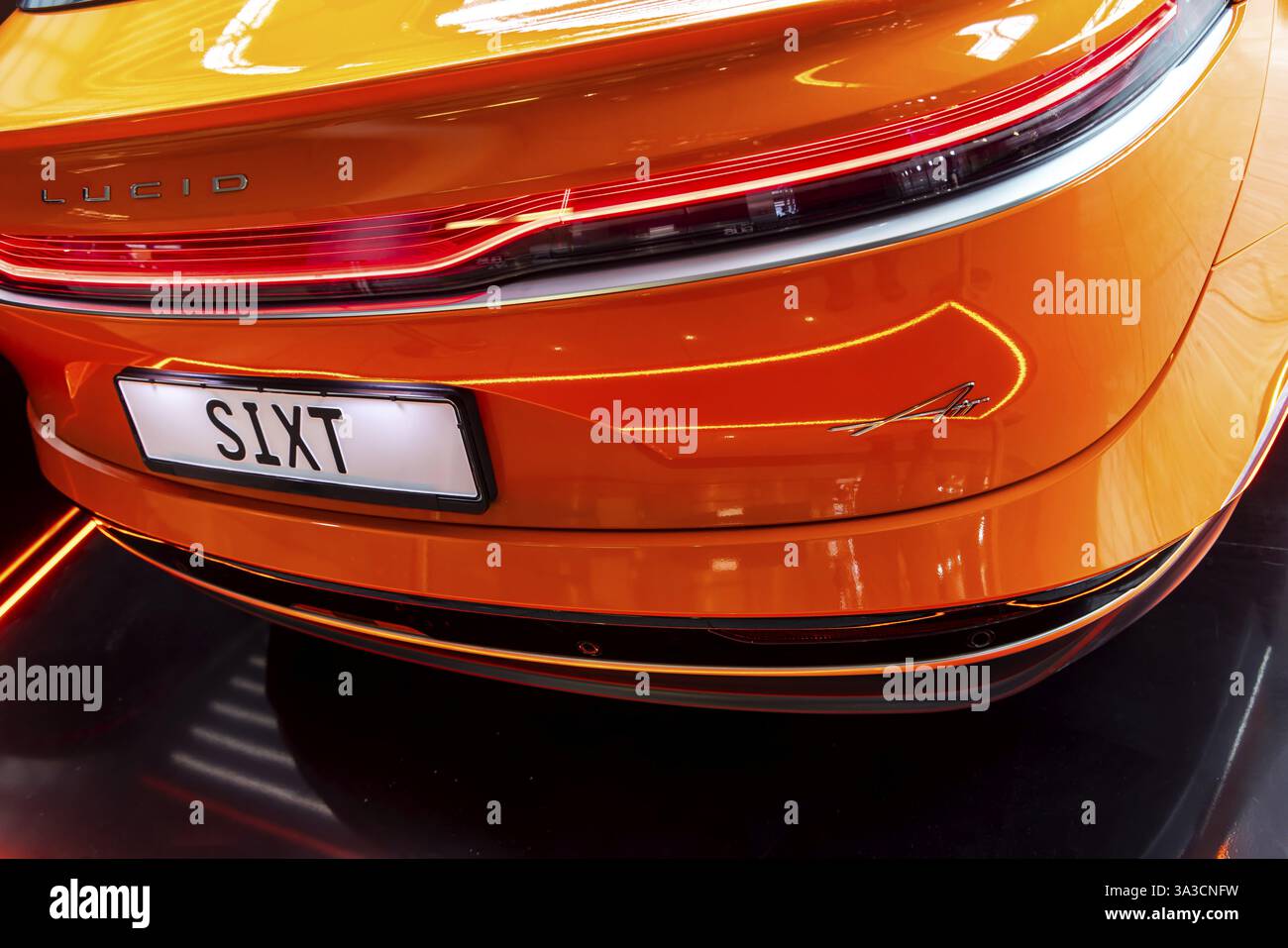 Aeroporto di Duesseldorf. Presentazione da parte della società di noleggio auto SIXT del veicolo elettrico cinese Lucid Air con una potenza massima di 831 cv. Duesseldorf, Renania settentrionale-Westp Foto Stock