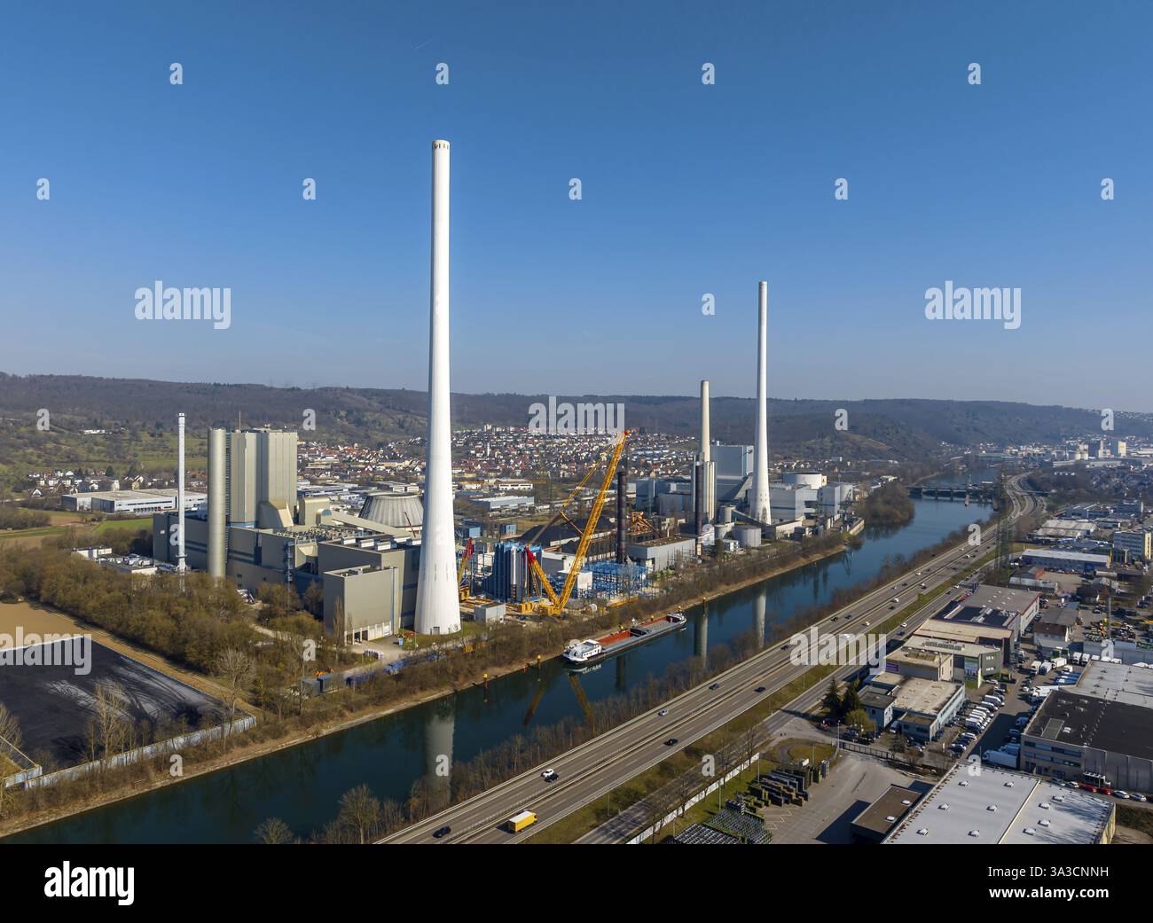 Centrale elettrica Altbach-Deizisau, gestita da EnBW. Una delle più grandi e moderne centrali elettriche a carbone in Germania. Neckar con chiatta. Altbach, B. Foto Stock