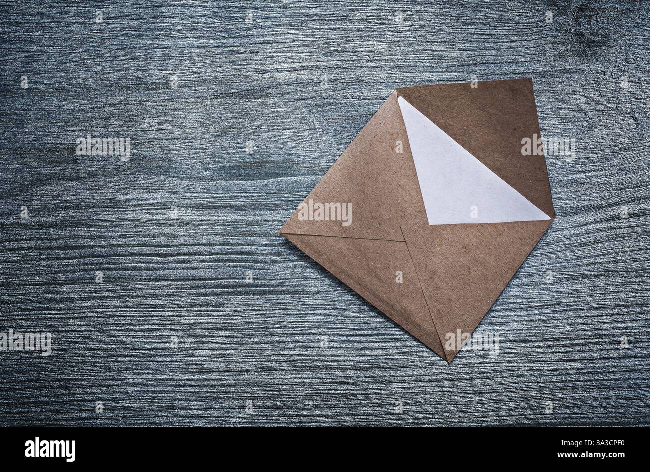 Busta aperta vintage con messaggio su tavola di legno Foto Stock