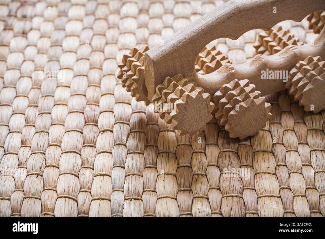 Massaggio rilassante in legno su sfondo wicker concetto di sauna Foto Stock