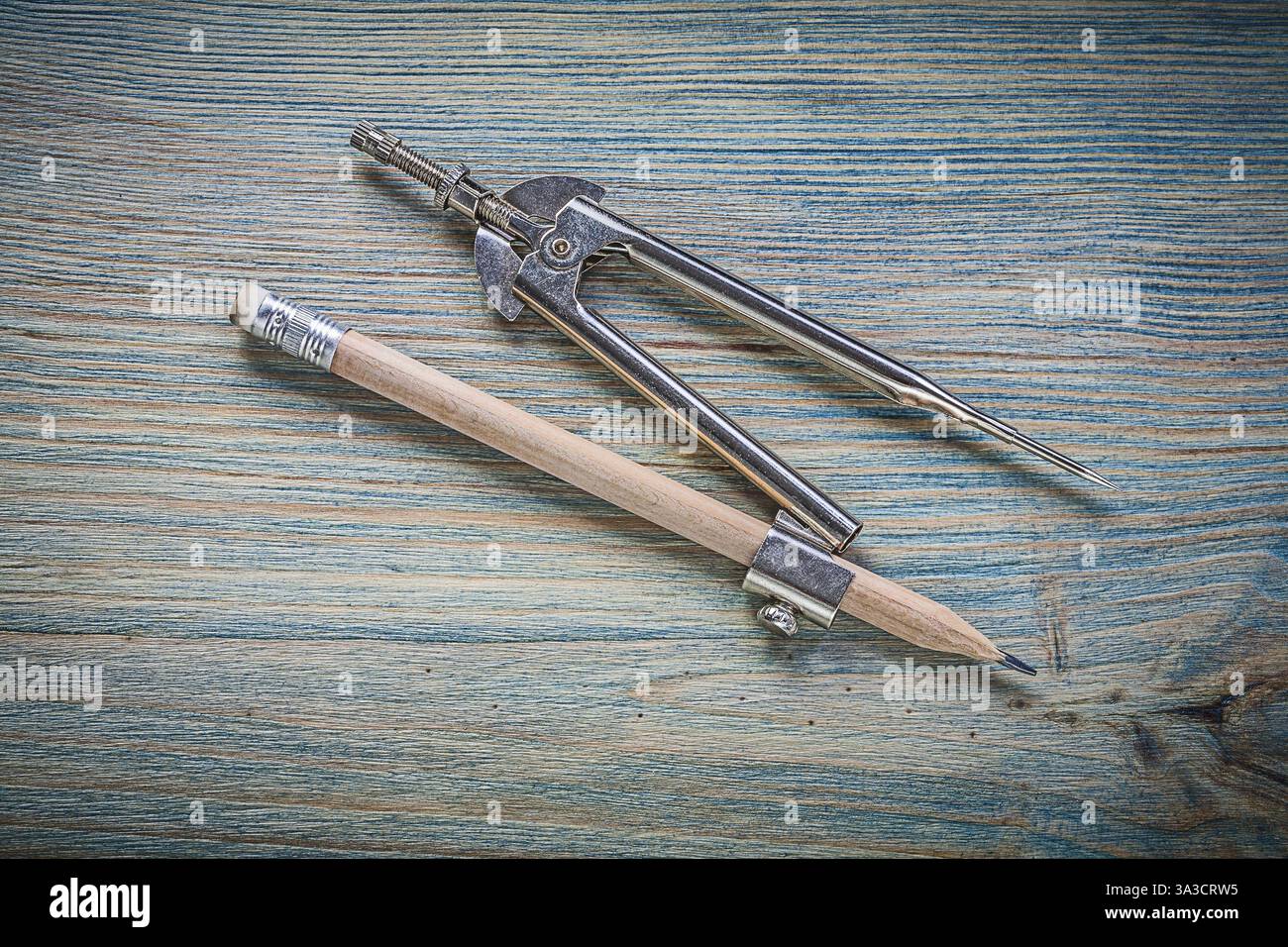 Design a matita con divisore vintage su tavola di legno Foto Stock Design a matita con divisore vintage su tavola di legno Foto Stock