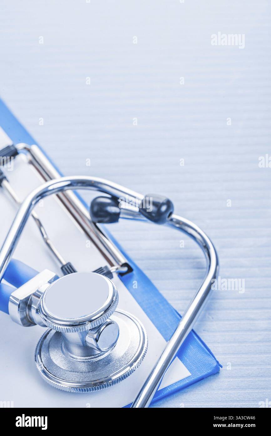 Vista molto ravvicinata dello stetoscopio sulla clipboard concetto medico Foto Stock