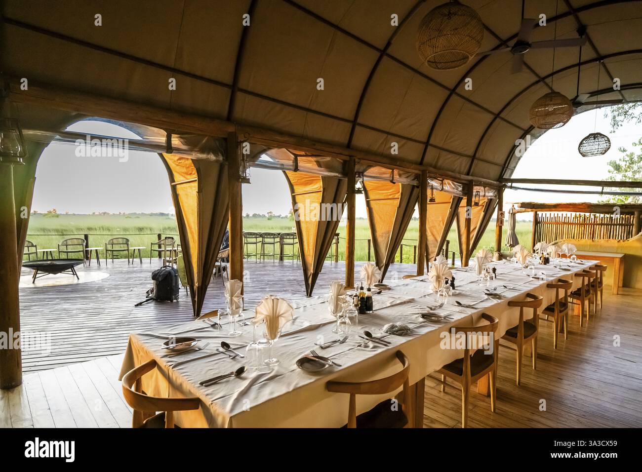 Tavolo fisso nel ristorante, Okuti Camp, Moremi Game Reserve, Okavango Delta, Maun, Botswana, Africa Foto Stock