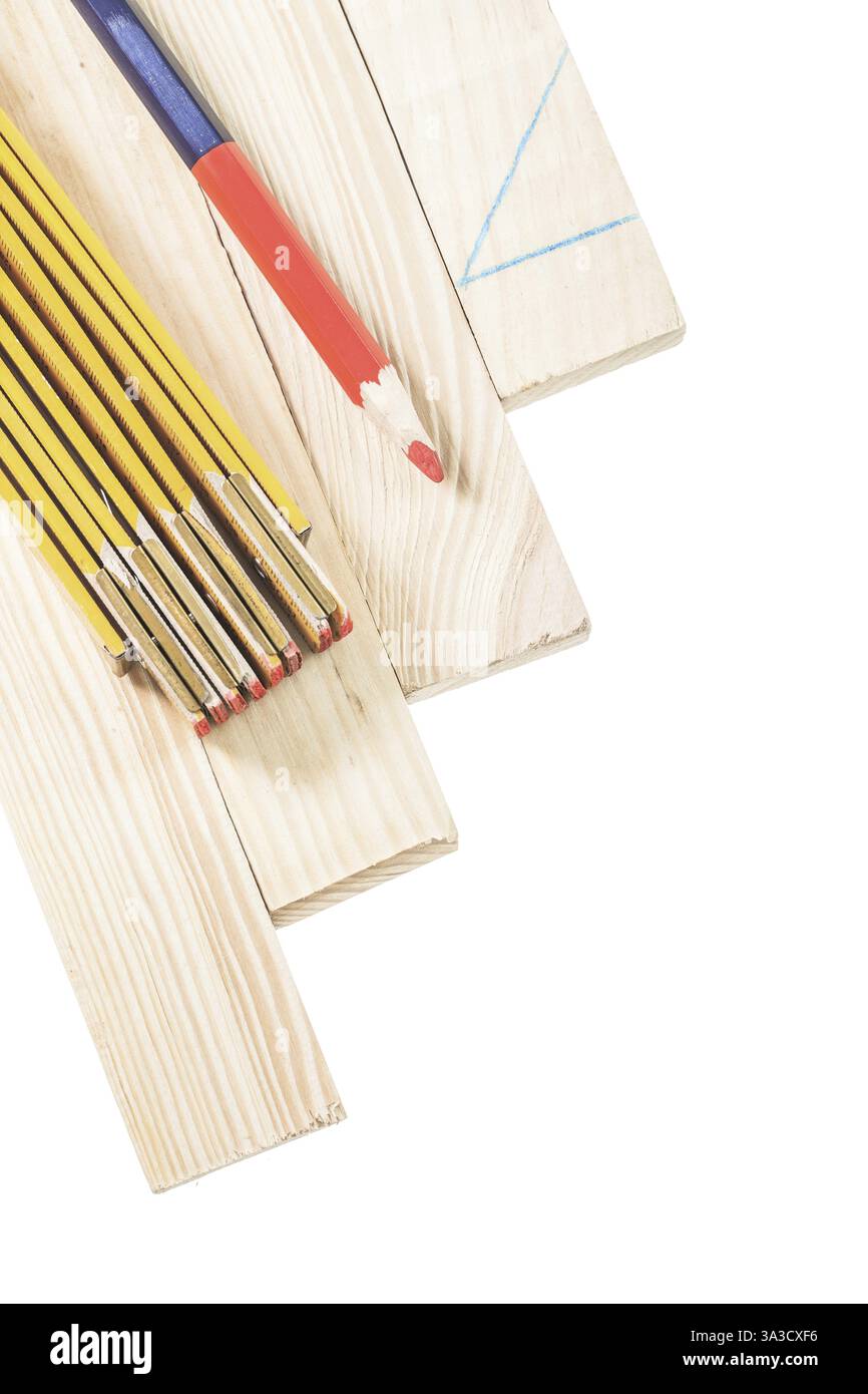 Matita in mattoni di legno isolata su bianco Foto Stock