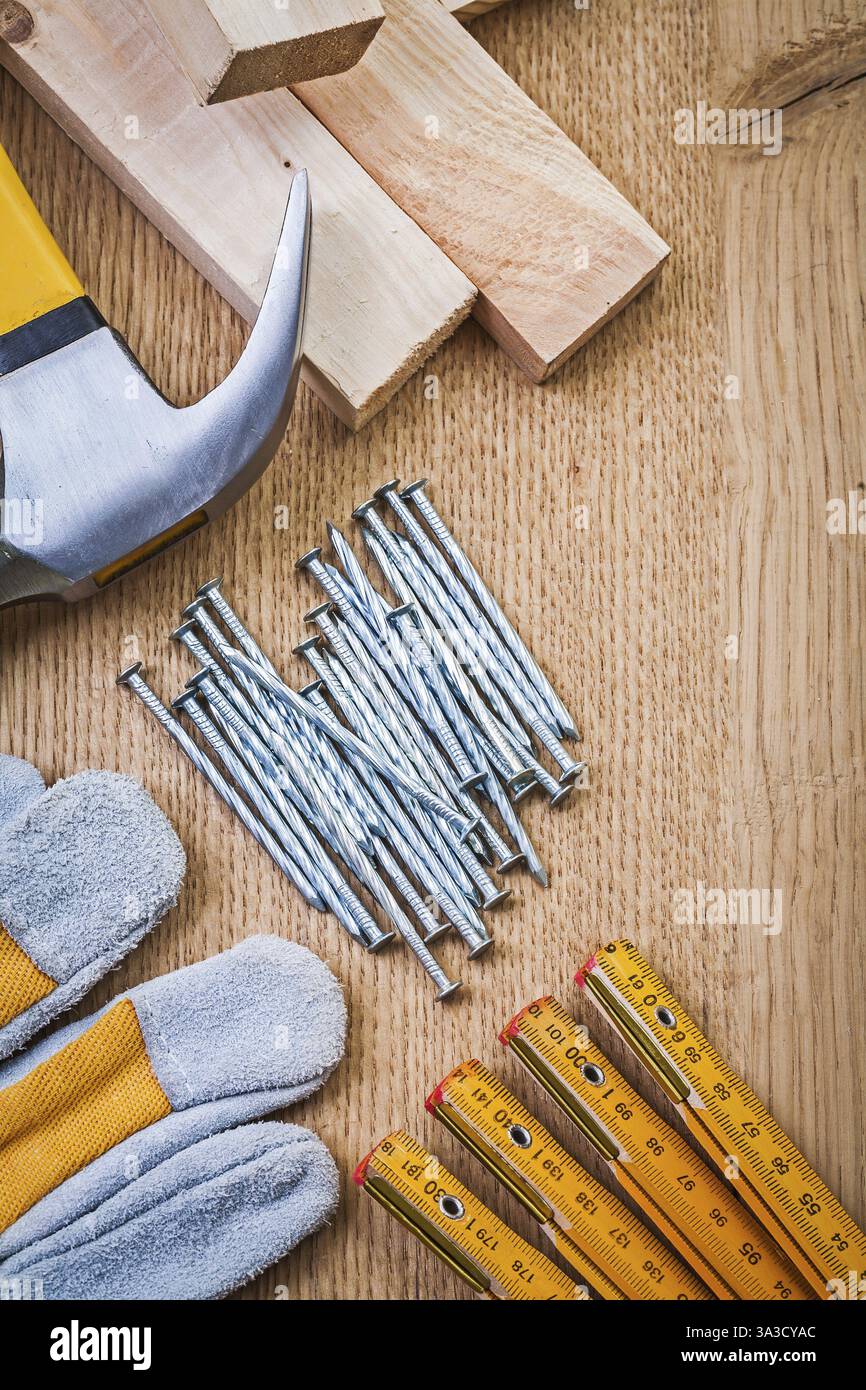 Visualizza gli strumenti di costruzione organizzati da copyspace sui bagni in legno Foto Stock