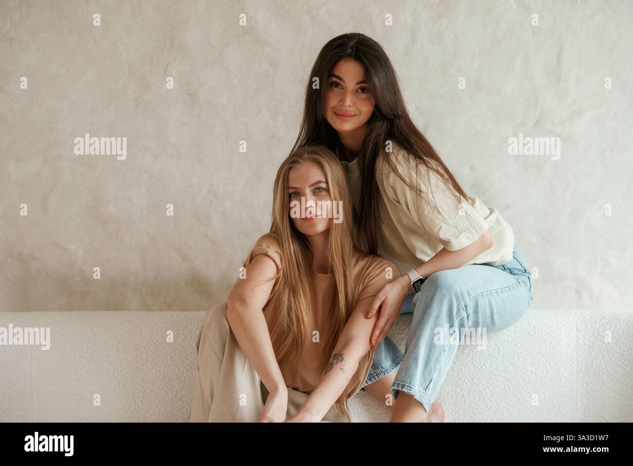 Migliori amici. Due giovani donne felici sono al chiuso. Foto Stock