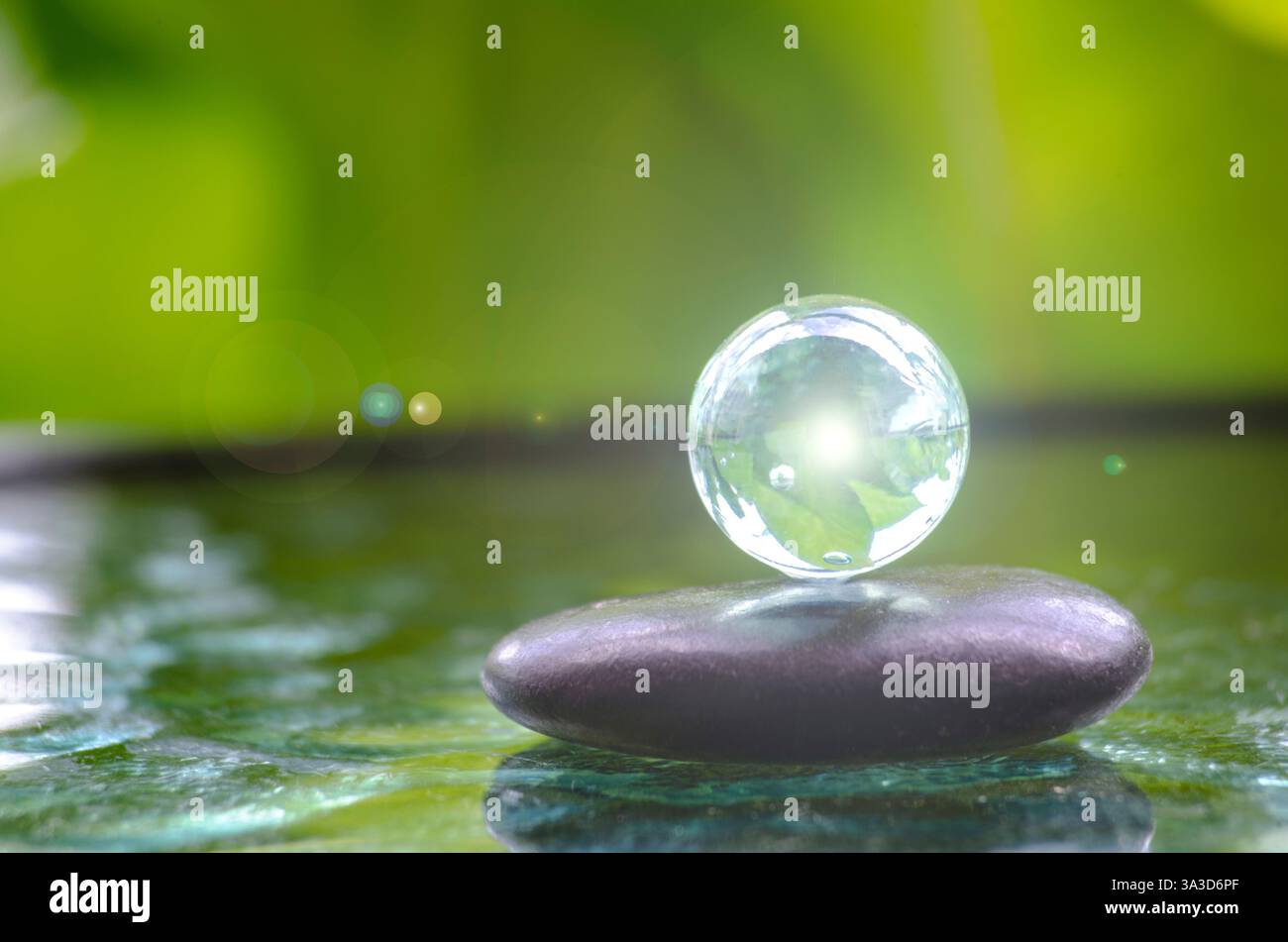 Lucente marmo di vetro che rappresenta pace e armonia con spazio personalizzabile per il testo del messaggio. Concetto di pace. Foto Stock