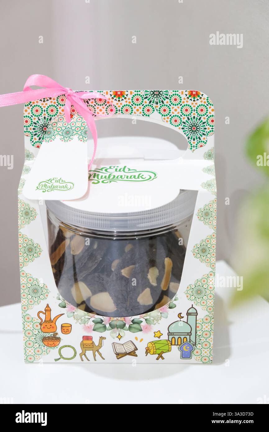 Cestini di pacchi in omaggio con biscotti indonesiani per la celebrazione eid al fitr. Foto Stock