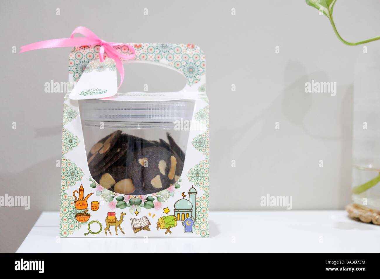 Cestini di pacchi in omaggio con biscotti indonesiani per la celebrazione eid al fitr. Foto Stock