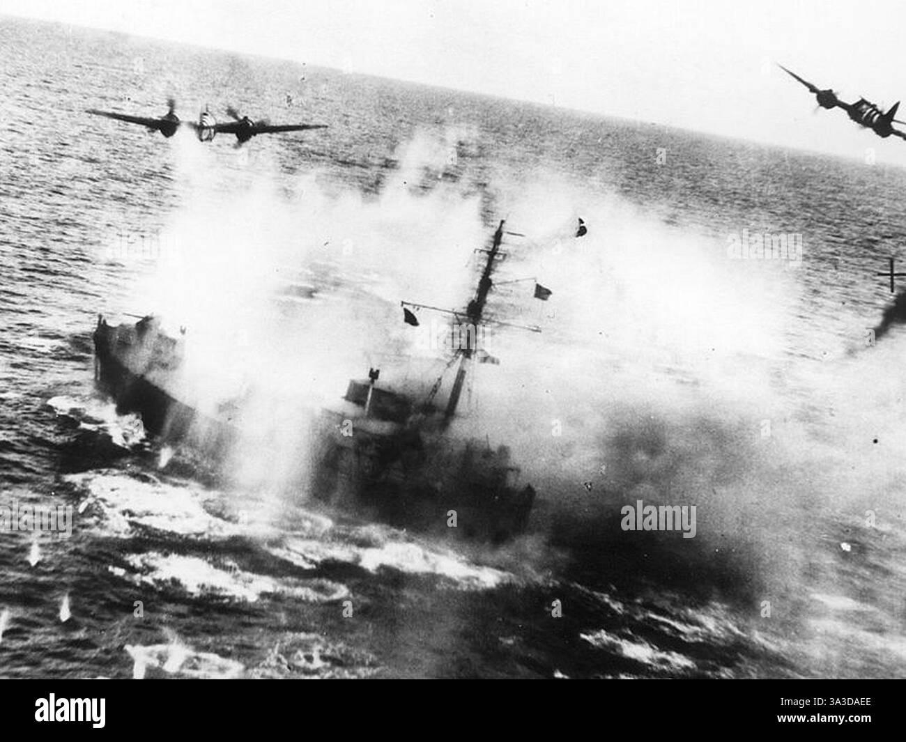 Il Bristol Beaufighter della seconda guerra mondiale, un caccia-bombardiere bimotore britannico utilizzato durante la seconda guerra mondiale, attaccava una nave. Il Bristol Beaufighter fu utilizzato principalmente dalla Royal Air Force (RAF) per missioni di attacco marittimo, tra cui l'attacco di navi nemiche, sottomarini e installazioni a terra. Fu molto efficace nei ruoli anti-shipping, specialmente durante la battaglia dell'Atlantico e nel Mediterraneo. Foto Stock