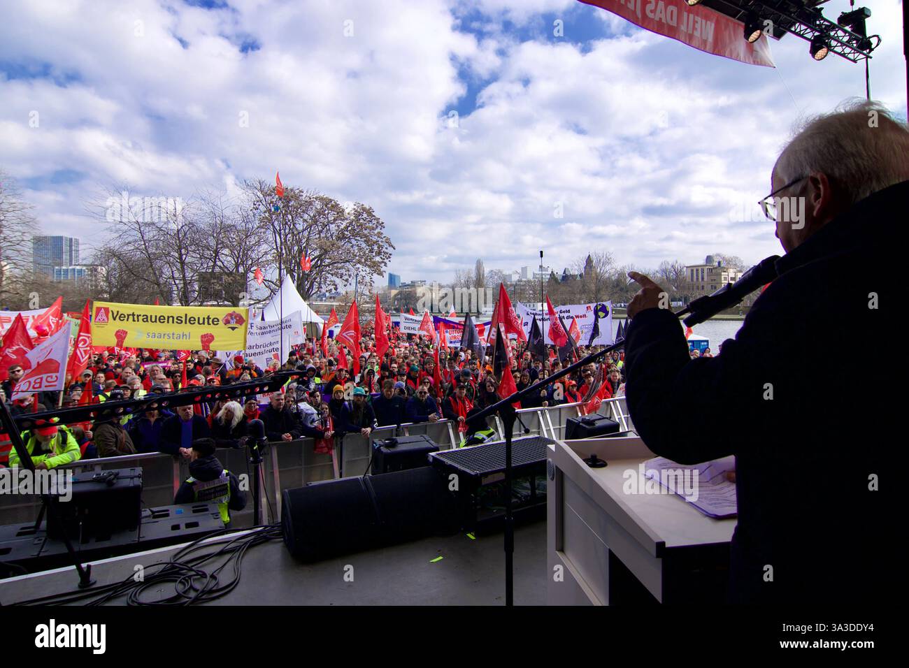 Francoforte sul meno, Germania. 15 marzo 2025. Una protesta di IG Metal Frankfurt sotto lo slogan Be Loud! Perché ora conta. Foto Stock
