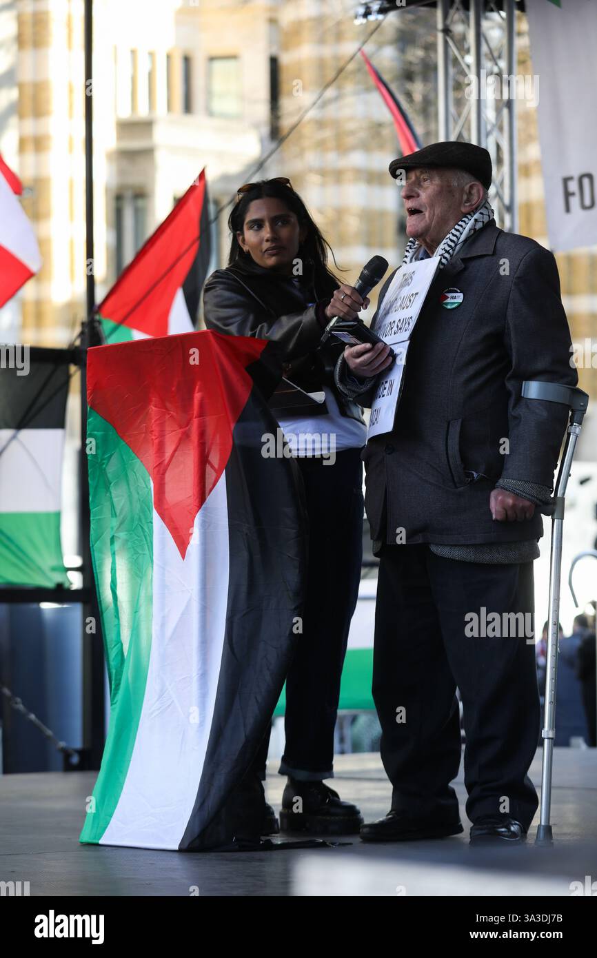 Londra, Regno Unito. 15 marzo 2025. Più di 50,000 persone hanno marciato attraverso Londra chiedendo di porre fine alle armi di Israele, di no alla pulizia etnica e di una Palestina libera. Londra, Regno Unito. 15 marzo 2025. Più di 50,000 persone hanno marciato attraverso Londra chiedendo di porre fine alle armi di Israele, di no alla pulizia etnica e di una Palestina libera. Stephen Kapos, un sopravvissuto ebreo all'Olocausto, parla alla manifestazione a sostegno della Palestina e contro Israele e le loro azioni. Crediti: Kristian Buus/Alamy Live News Foto Stock