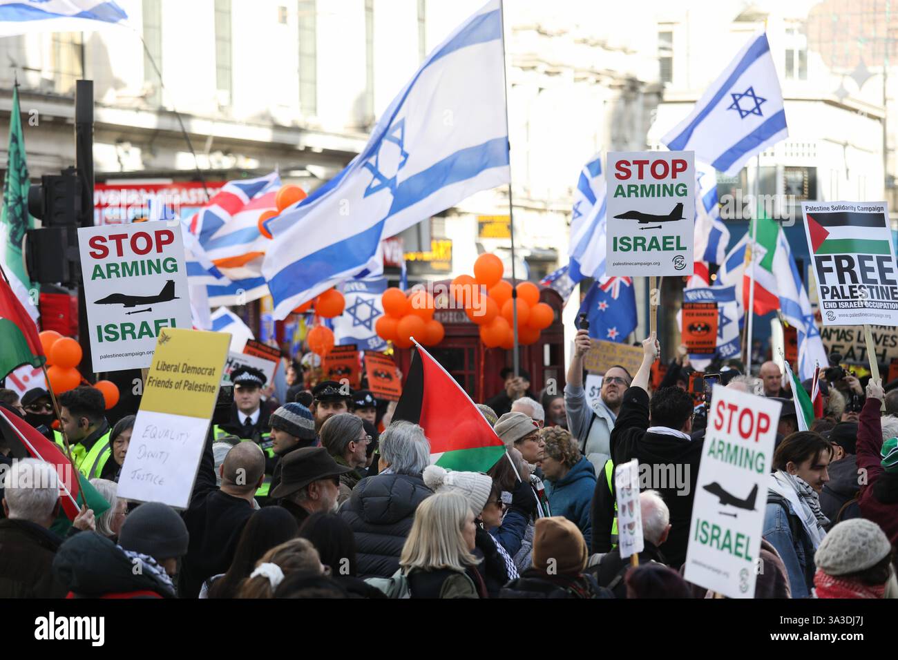 Londra, Regno Unito. 15 marzo 2025. Più di 50,000 persone hanno marciato attraverso Londra chiedendo di porre fine alle armi di Israele, di no alla pulizia etnica e di una Palestina libera. Un piccolo gruppo filo-israeliano osservò, gridò e sventolò la bandiera israeliana mentre la marcia passava pacificamente. Crediti: Kristian Buus/Alamy Live News Foto Stock