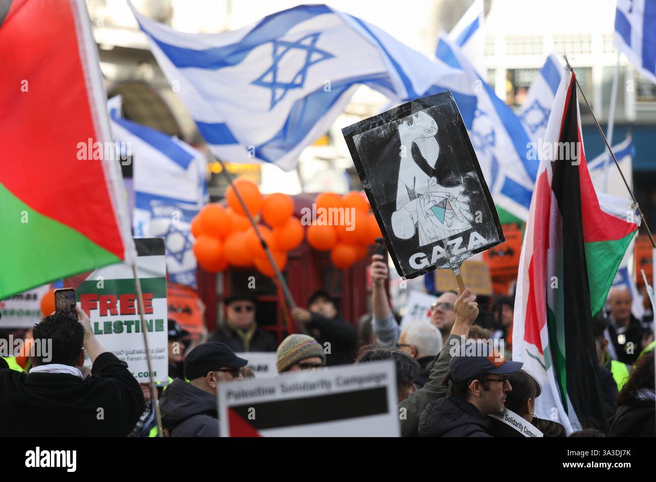 Londra, Regno Unito. 15 marzo 2025. Più di 50,000 persone hanno marciato attraverso Londra chiedendo di porre fine alle armi di Israele, di no alla pulizia etnica e di una Palestina libera. Un piccolo gruppo filo-israeliano osservò, gridò e sventolò la bandiera israeliana mentre la marcia passava pacificamente. Crediti: Kristian Buus/Alamy Live News Foto Stock