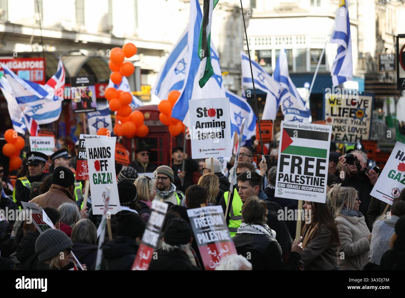 Londra, Regno Unito. 15 marzo 2025. Più di 50,000 persone hanno marciato attraverso Londra chiedendo di porre fine alle armi di Israele, di no alla pulizia etnica e di una Palestina libera. Un piccolo gruppo filo-israeliano osservò, gridò e sventolò la bandiera israeliana mentre la marcia passava pacificamente. Crediti: Kristian Buus/Alamy Live News Foto Stock