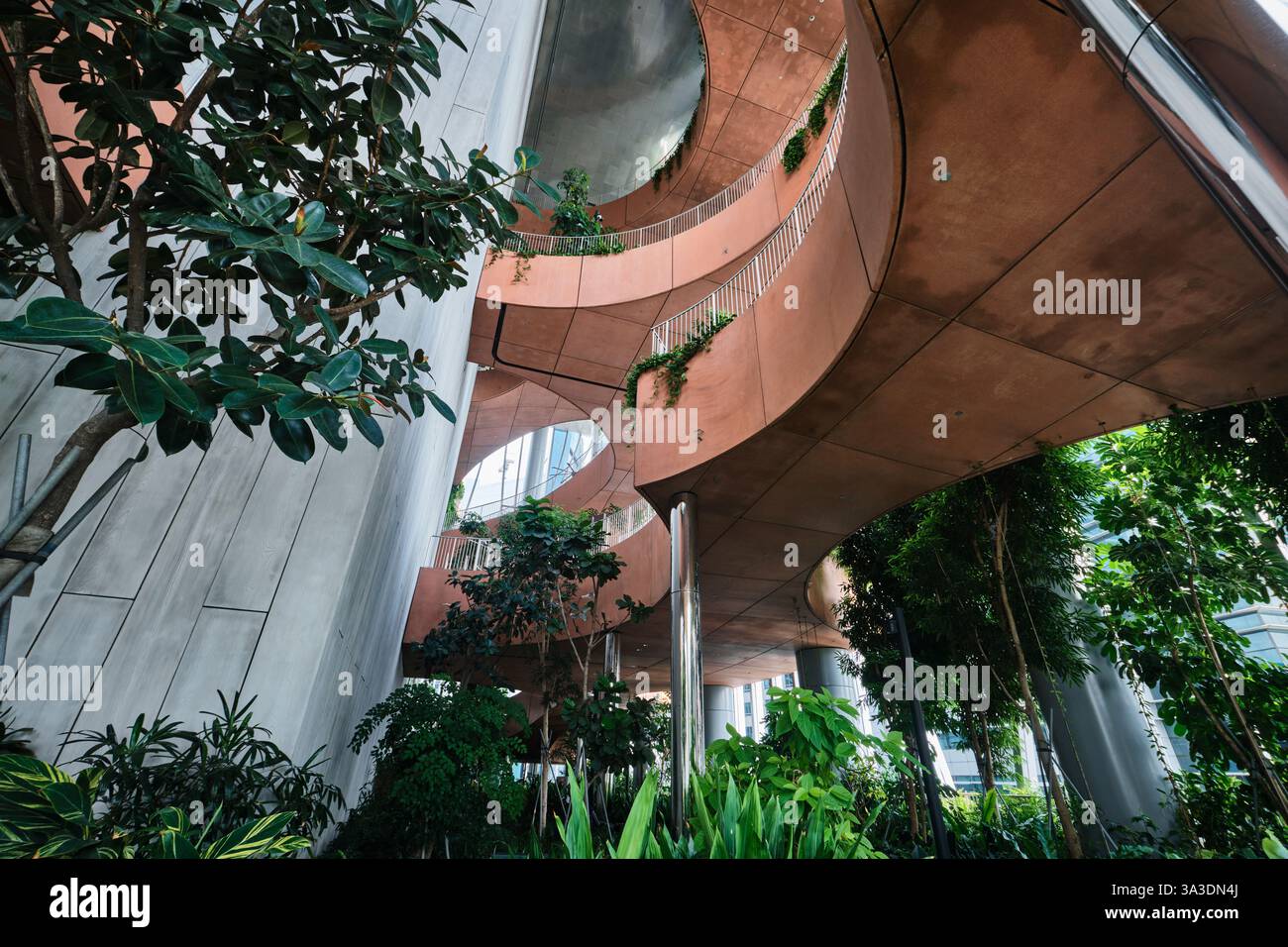Singapore - 16 agosto 2024: Grattacielo CapitaSpring con passerelle e terrazza verde dell'osservatorio, progettato dallo studio di architettura BIG e Carlo Ratti Foto Stock